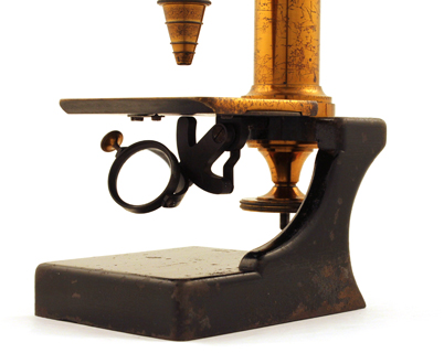 Mittleres Mikroskop C. Kellner ' s Nachfolger Fr. Belthle in Wetzlar Nr. 576, Stativfu&szlig;