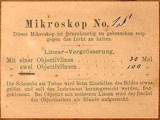 Berliner Demonstrations- oder Salon-Mikroskop Beschreibung im Kasten