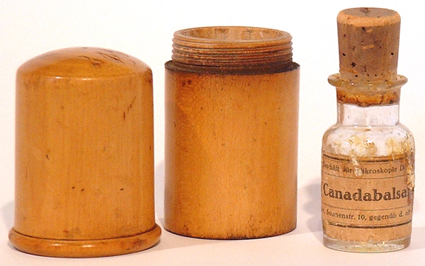 Fl&auml;schchen Canadabalsam mit gedrechselter Holzdose