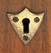 Mikroskop von Utzschneider und Fraunhofer in M&uuml;nchen um 1820: Schild des Schlosses