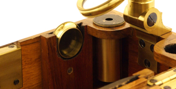 Mikroskop von Utzschneider und Fraunhofer in M&uuml;nchen um 1820: Detail des Kastens