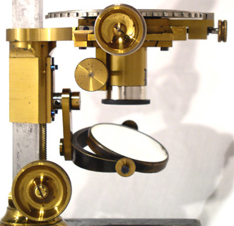 R. Fuess Berlin: Gro&szlig;es Mikroskop f&uuml;r mineralogisch petrografische Untersuchungen; Tisch