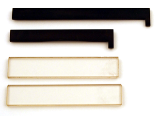 Mikroskop Stativ VI mit synchroner Drehung, R. Fuess Berlin-Steglitz No. 500: Anschl&auml;ge f&uuml;r den Kreuztisch und Verz&ouml;gerungspl&auml;ttchen