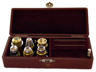 R. Fuess Steglitz bei Berlin Mikroskop No. 545 Objektive in K&auml;stchen