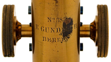 Mikroskop Stativ No. 2, E. Gundlach Berlin, Nr. 385 um 1869: Signatur