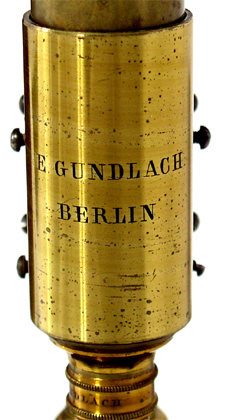 E. Gundlach Berlin, Mikroskop: Signatur