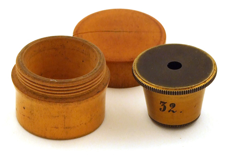 kleines Mikroskop von E. Leitz in Wetzlar No. 1189: Doublet-Lupe 32fach von G. & S. Merz in M&uuml;nchen