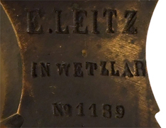 kleines Mikroskop von E. Leitz in Wetzlar No. 1189: Signatur