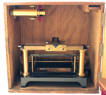 Ernst Leitz Wetzlar, Schlittenmikroskop f&uuml;r Gehirnschnitte nach E. Nebelthau im Kasten