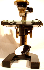 Pr&auml;parierstativ: Polarisationsapparat angebracht