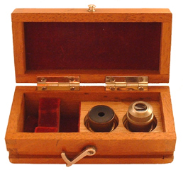 Pr&auml;parierstativ: Objektive im K&auml;stchen