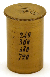 Kleines Hufeisenstativ von G. & S. Merz in M&uuml;nchen: Objektivdose