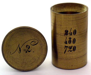 G. & S. Merz in M&uuml;nchen Objektivdose