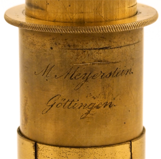 Mikroskop von Moritz Meyerstein G&ouml;ttingen, No. 13: Signatur
