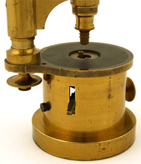 Mikroskop Georges Oberhaeuser Nr. 2785: Hebel zum Verstellen der H&ouml;he der Aperturblende