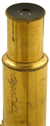 Kleines Mikroskopstativ von Simon Pl&ouml;ssl in Wien: Signatur