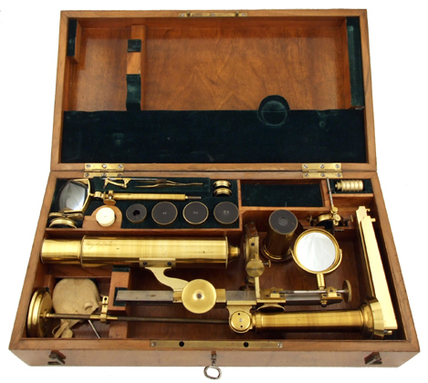 Gro&szlig;es Mikroskop von Simon Pl&ouml;ssl in Wien im Kasten