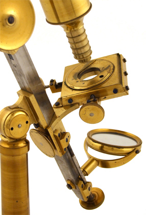 Gro&szlig;es Mikroskop von Simon Pl&ouml;ssl in Wien: Kreuztisch