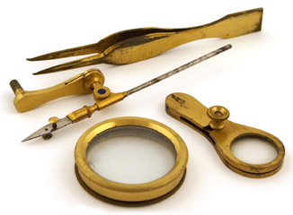 Gro&szlig;es Mikroskop von Simon Pl&ouml;ssl in Wien: Insektenglas, Glas f&uuml;r Fl&uuml;ssigkeiten und Pinzetten