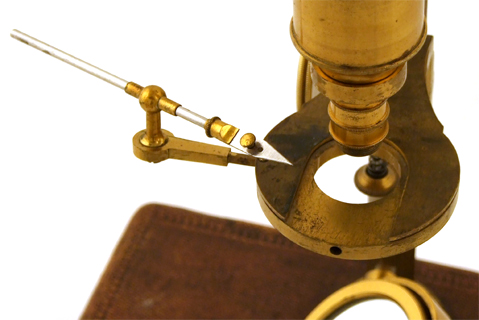 Mikroskop von Simon Pl&ouml;ssl Wien, Tisch mit montierter Pinzette