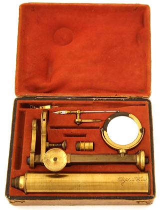 Mikroskop von Simon Pl&ouml;ssl Wien im Kasten