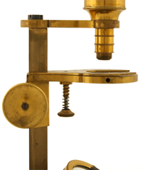 Mikroskop von Simon Pl&ouml;ssl Wien: Federmechanismus des Tisches