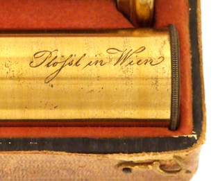 Mikroskop von Simon Pl&ouml;ssl Wien: Signatur