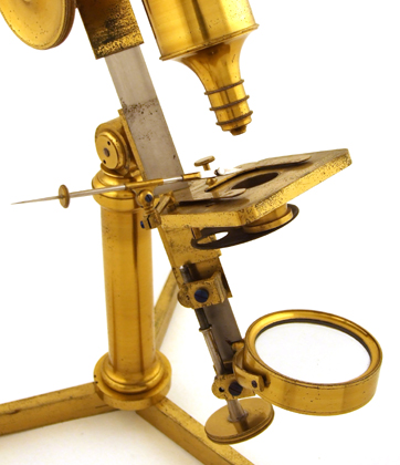 Mikroskop F.W. Schiek in Berlin, No. 63: Pinzette montiert