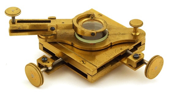 Mikroskop F.W. Schiek in Berlin, No. 63: Schiek'sches Kompressorium auf dem Kreuztisch