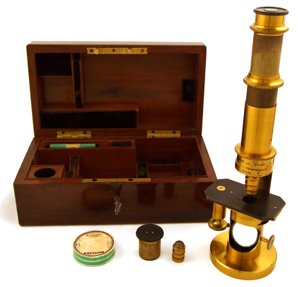 Trommelmikroskop Schiek in Berlin No. 892 mit Kasten und Zubeh&ouml;r