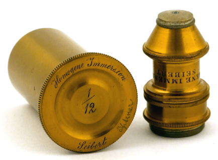 Mikroskop von Seibert & Krafft: Homogene &Ouml;limmersion 1/12" mit der 1880 die granul&auml;re Struktur der Chromosomen beschrieben wird