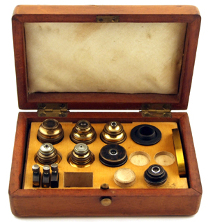 Polarisationsmikroskop nach C. Klein von Voigt & Hochgesang: Schatulle des Zubeh&ouml;rs