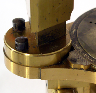 Mikroskop R. Winkel G&ouml;ttingen Stativ II; Tischdetail