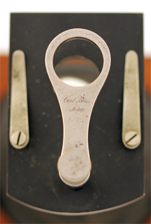 Carl Zeiss Jena, kleines Pr&auml;pariermikroskop P V: Signatur