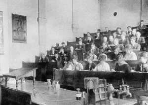 H&ouml;rsaalansicht des unter Alfred Gilkinet erbauten "Institut de Pharmacie" der Universit&eacute; de Li&egrave;ge; Abb. von: www.facmed.ulg.ac.be