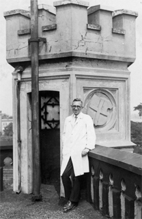 Joachim Lietz auf dem Dach des Mineralogisch-petrographisches Institut der Universit&auml;t Hamburg, Esplanade 1 c; Foto um 1935